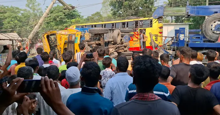 দুর্ঘটনাগ্রস্ত ট্রাক